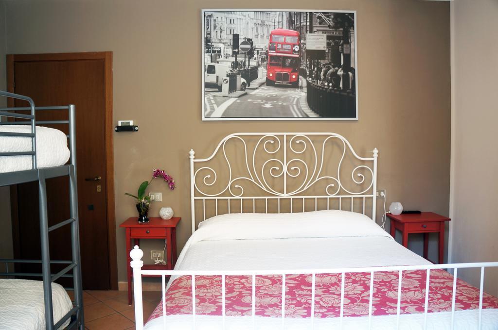 Alexander Rooms Tirano Oda fotoğraf