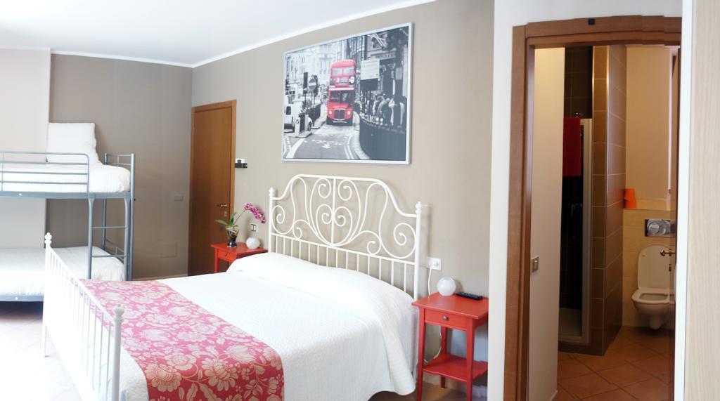 Alexander Rooms Tirano Oda fotoğraf